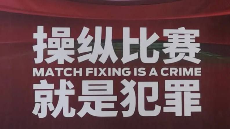 脱了她裙子摸进她的内裤亲吻